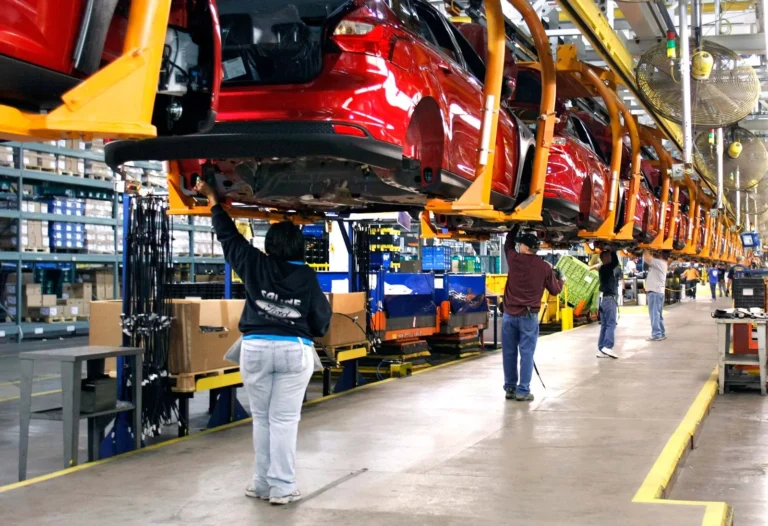 assembly-line-factory-Ford-Wayne-Michigan-201346554