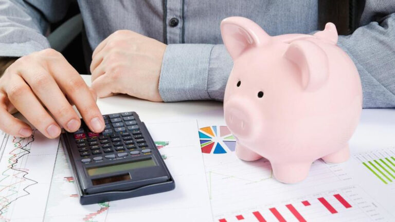 financial-planning_houshold_income_insurance_budget_savings_26459795