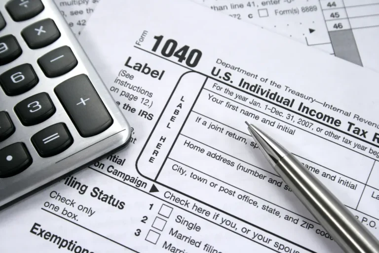 iStock-taxes_bookeeping_countables_contability_savings_retirement_calculation_246534